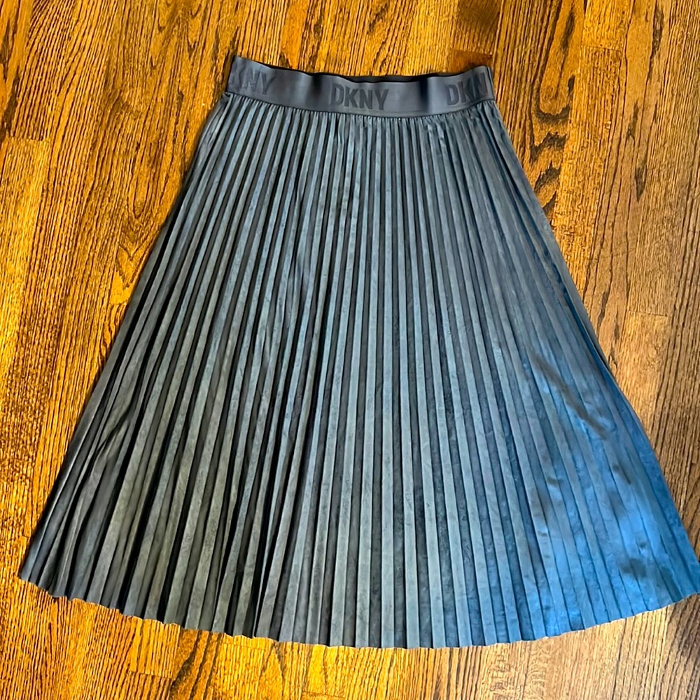 BRAND NEW DKNY MIDI grey suede skirt size M